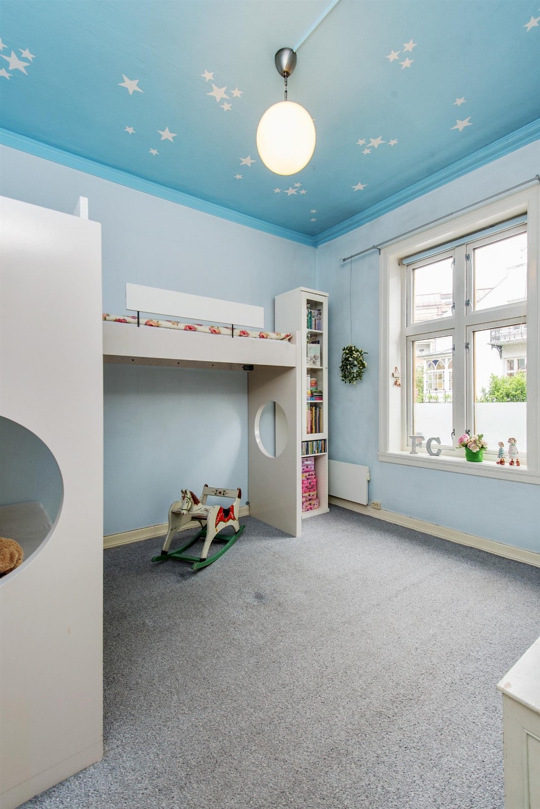 Soverom 2: Stort soverom med god plass til køyesenger eller dobbeltseng. Tregulv under teppet. Galleribilde