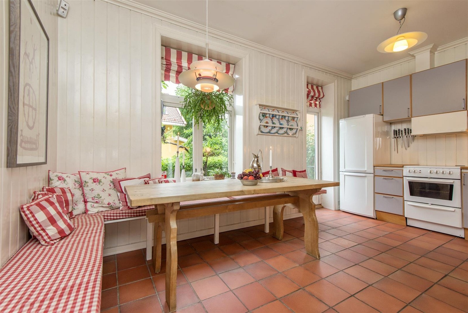 Stort sjarmerende kjøkken med stor spiseplass. Galleribilde