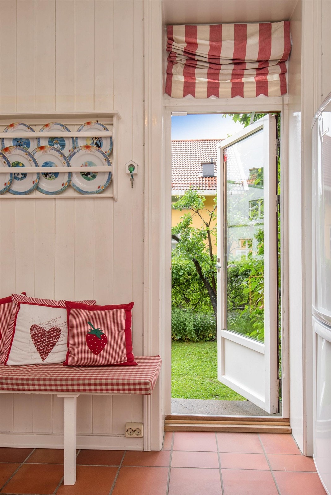 Det er balkongdør rett ut i hagen fra kjøkkenet. Galleribilde