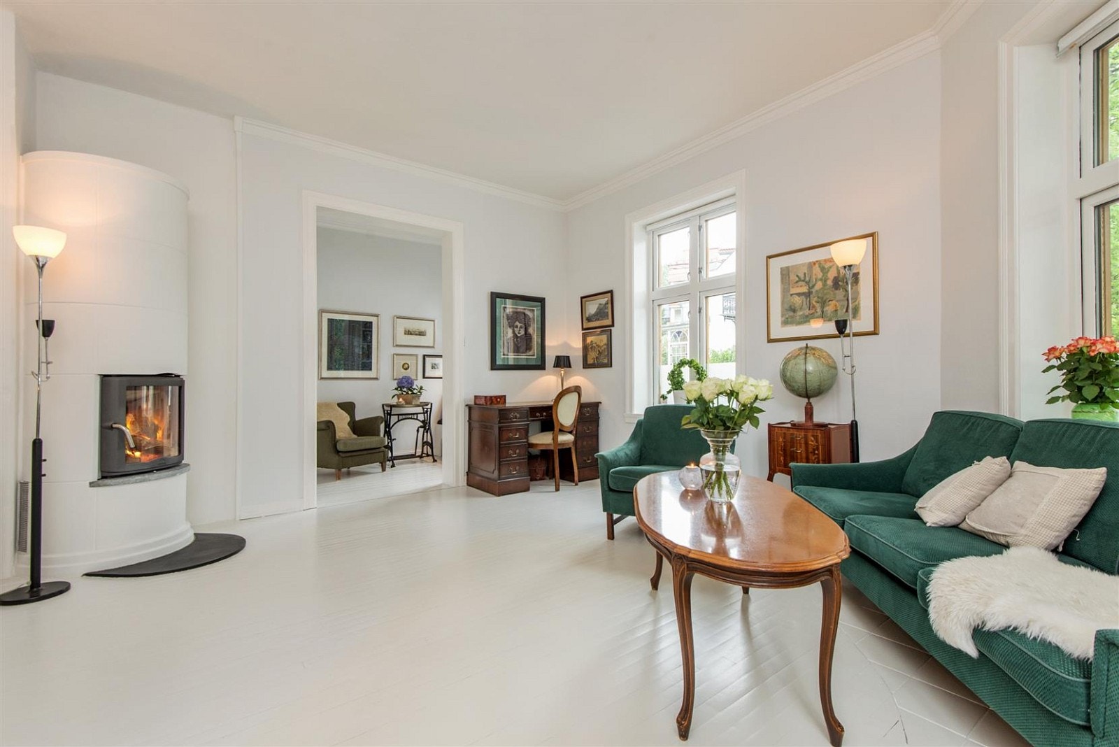 Stue 2: Flott hjørnestue med ny "svenskeovn" og god oversikt inn til biblioteket. Galleribilde