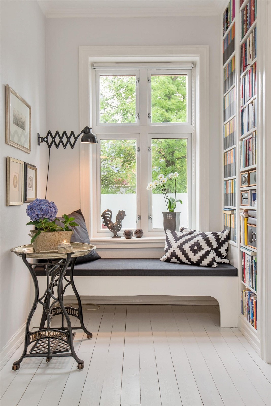 Stue 1: Kjempe hyggelig "bibliotek" med spesialbygde bokhyller og koselig sitteplass ved vinduet. Galleribilde