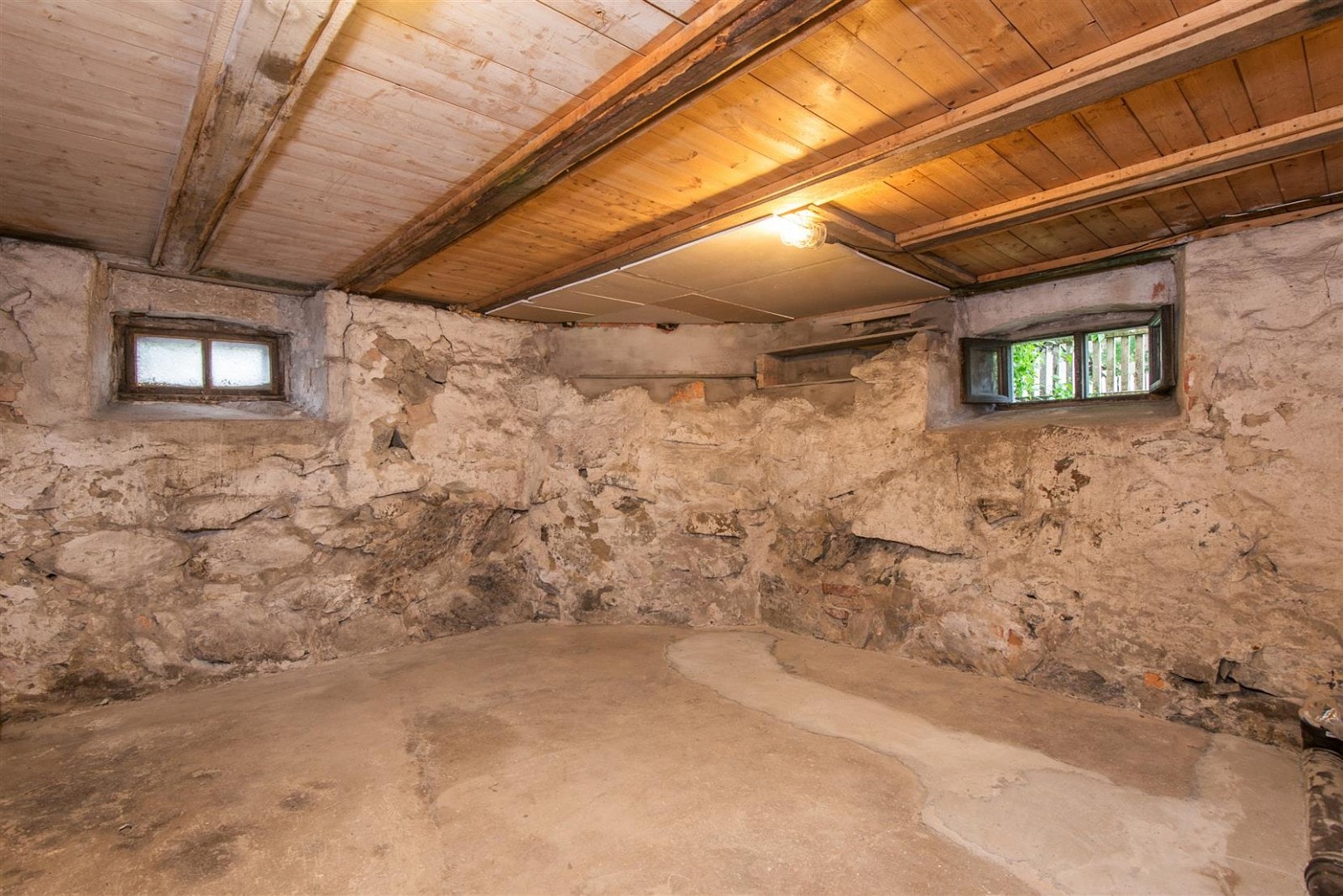 Kjelleren under stuen kan innlemmes i leiligheten. Tillatelse til bruksendring er innhentet. Galleribilde