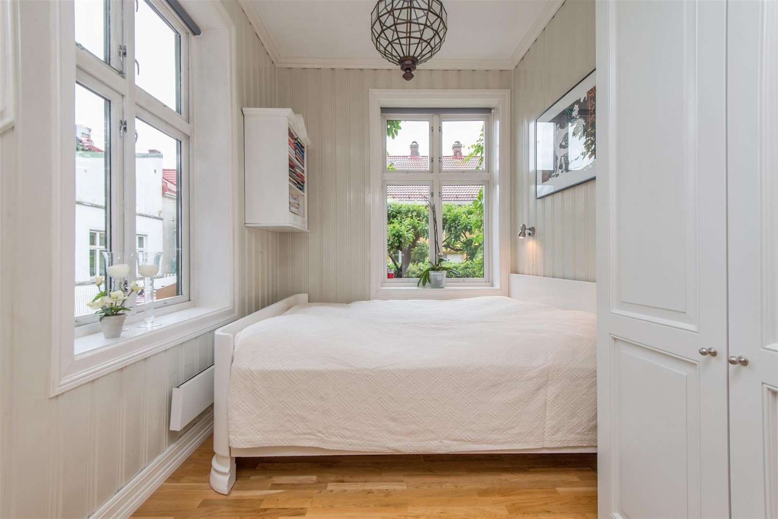 Soverom 1: Innbydende soverom med vindu ut mot hagen. Godt med klesskap og dobbeltseng. Galleribilde