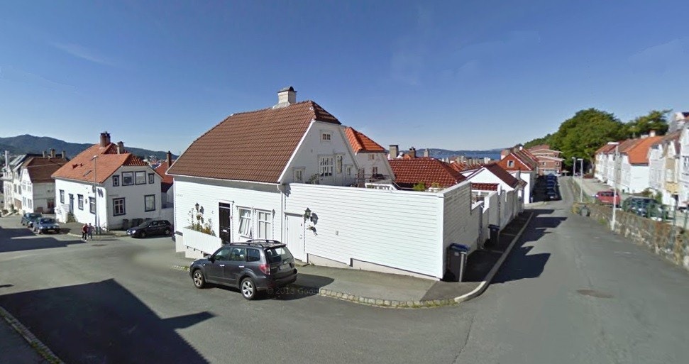 Siden av huset (to innganger). Galleribilde