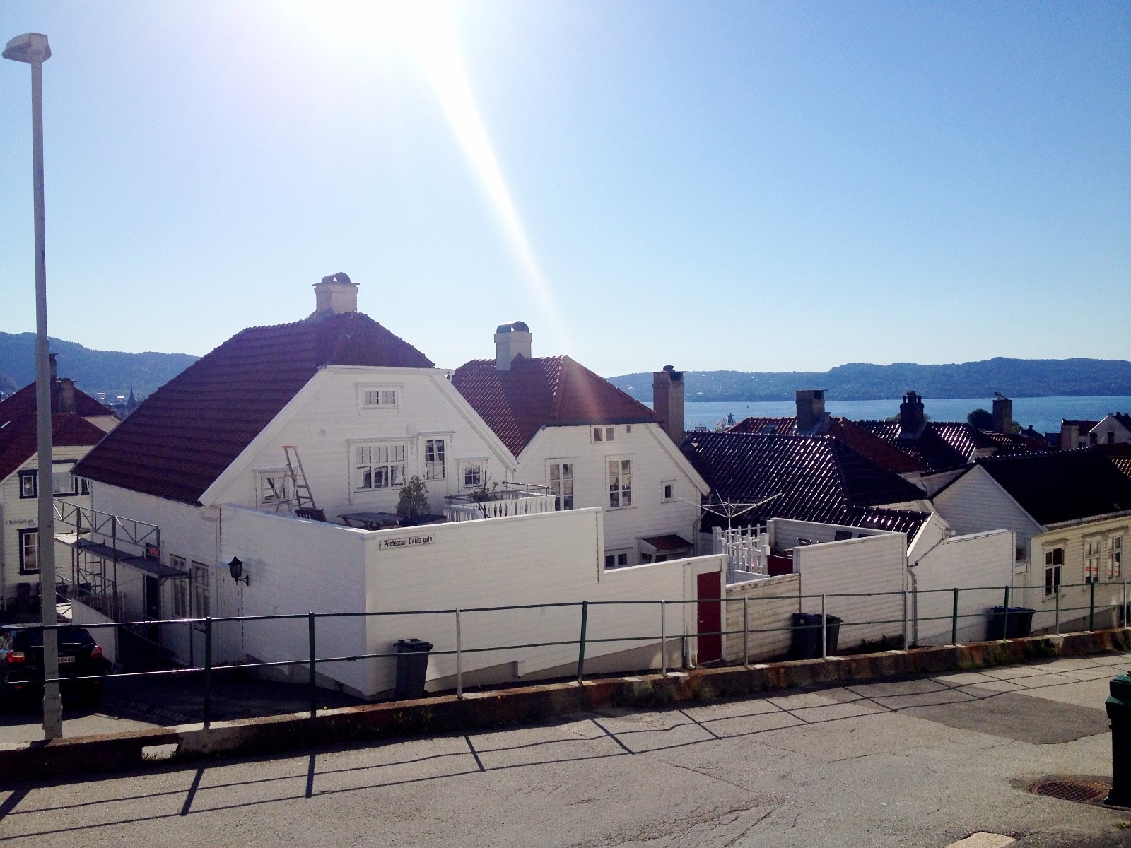 Baksiden av huset. Terrasse med morgensol og utover dagen. Galleribilde