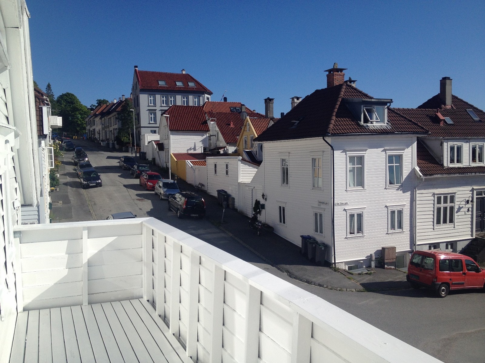 Utsikt fra balkong. Skansedammen er på toppen av bakken. Galleribilde