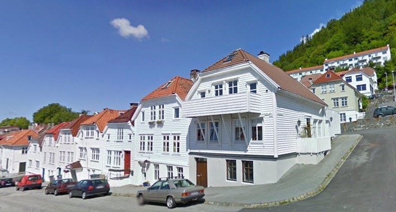 Fremsiden av huset. Balkong med utsikt over byfjorden og Askøy. Kveldssol. Galleribilde