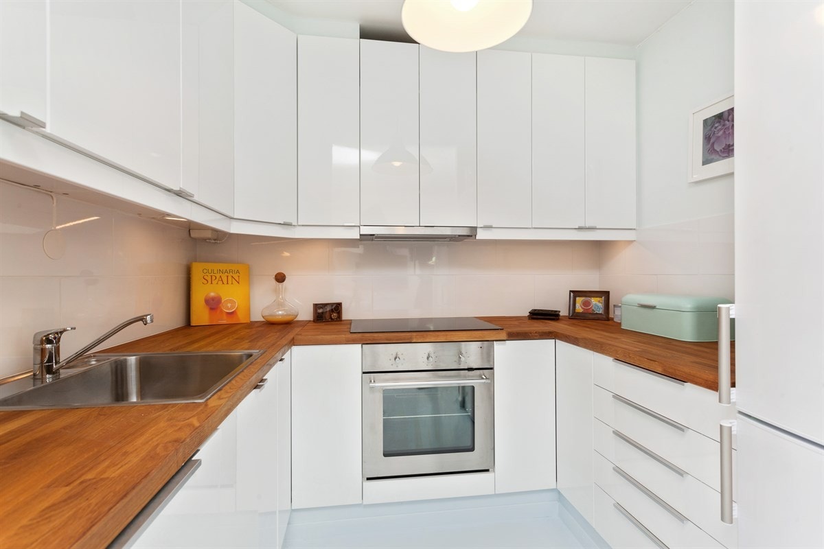 Kjøkkenet er pusset opp i 2013, og har rikelig med skap -og benkeplass. På dette kjøkkenet er det gøy å lage mat! Galleribilde