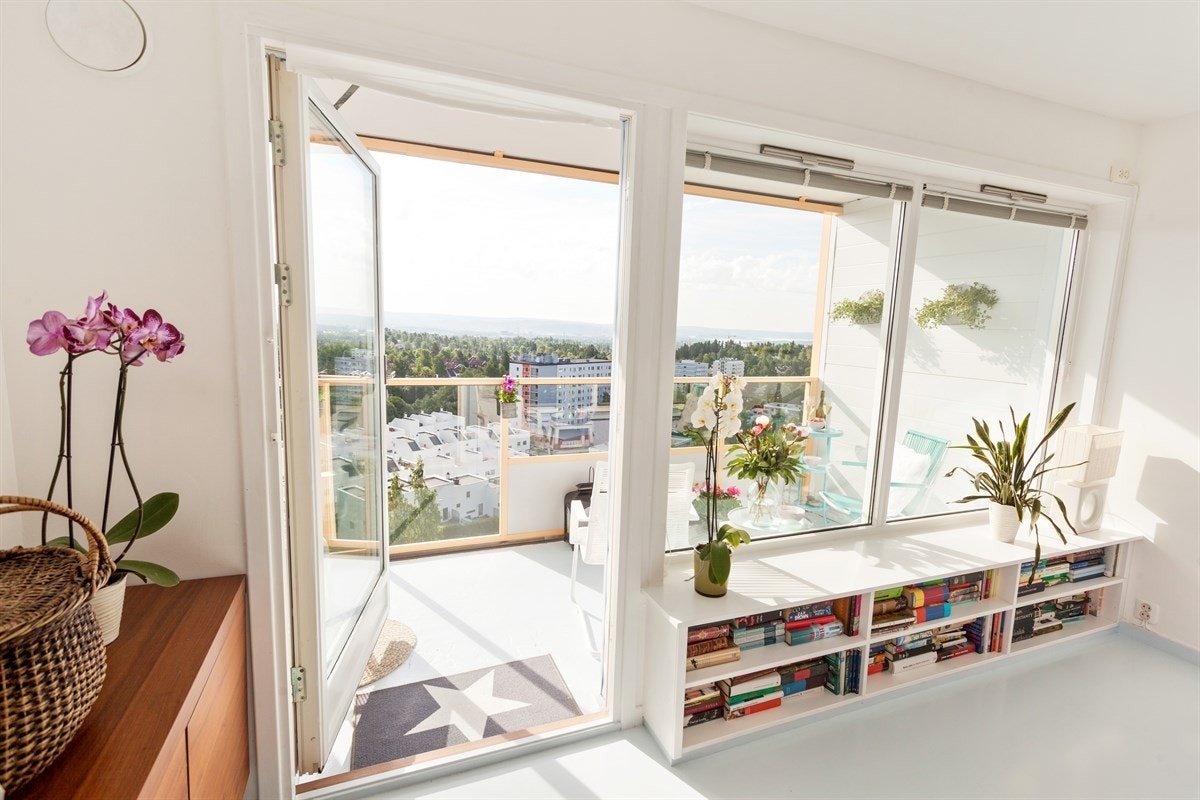 De store vindusflatene, samt balkongdøren, sørger for rikelig med lysinnslipp Galleribilde