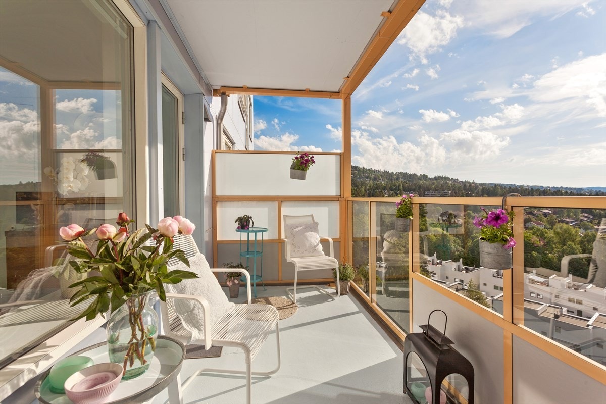 Skilleveggene gjør balkongen lun og kan benyttes fra tidlig vår til sent på høsten Galleribilde