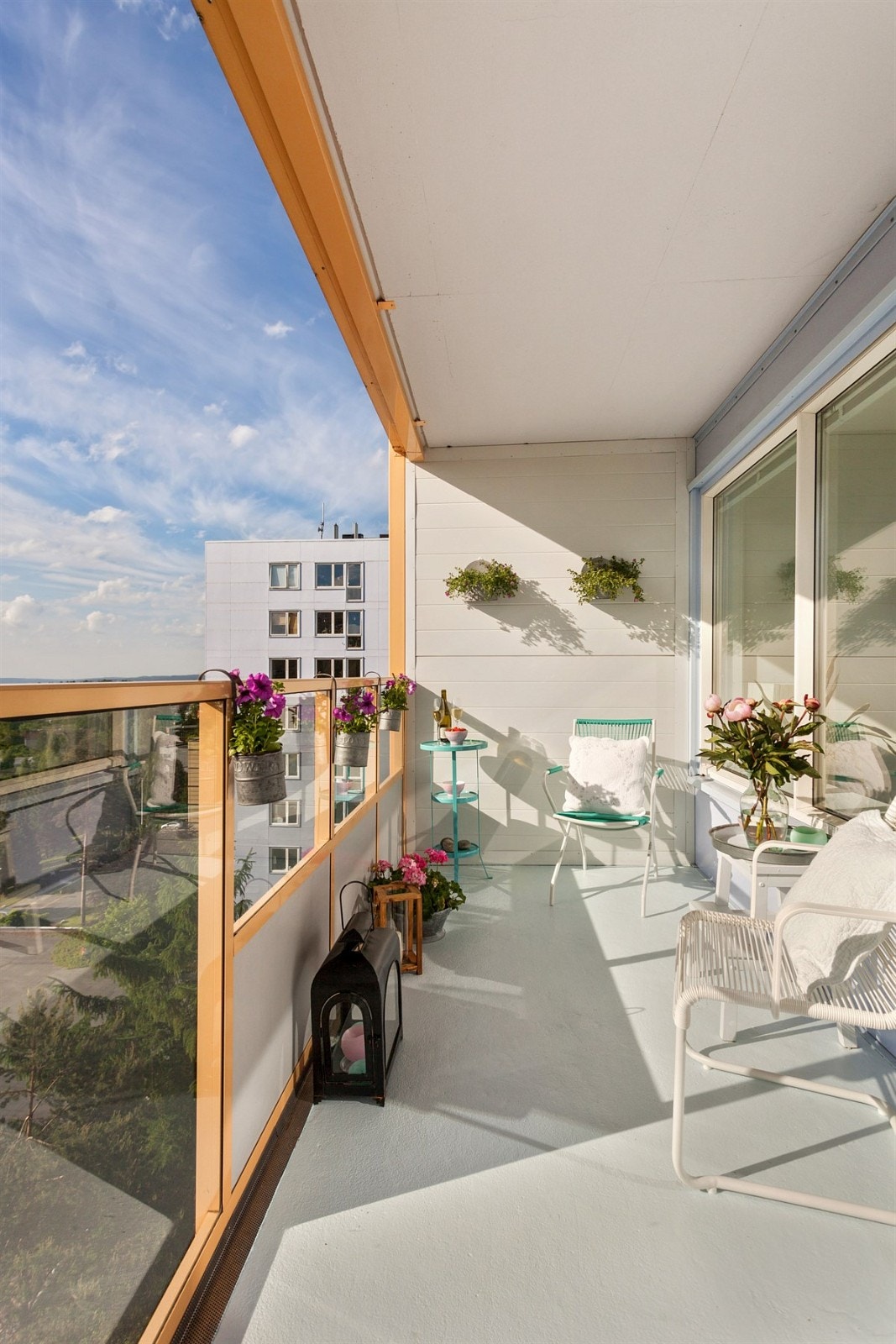 Terrassen har sol fra tidlig om morgen til ettermiddagen Galleribilde