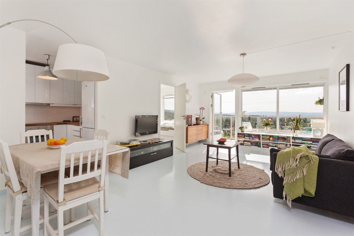 Hverdagsrommet er stort, og det er god plass til spisebord Galleribilde