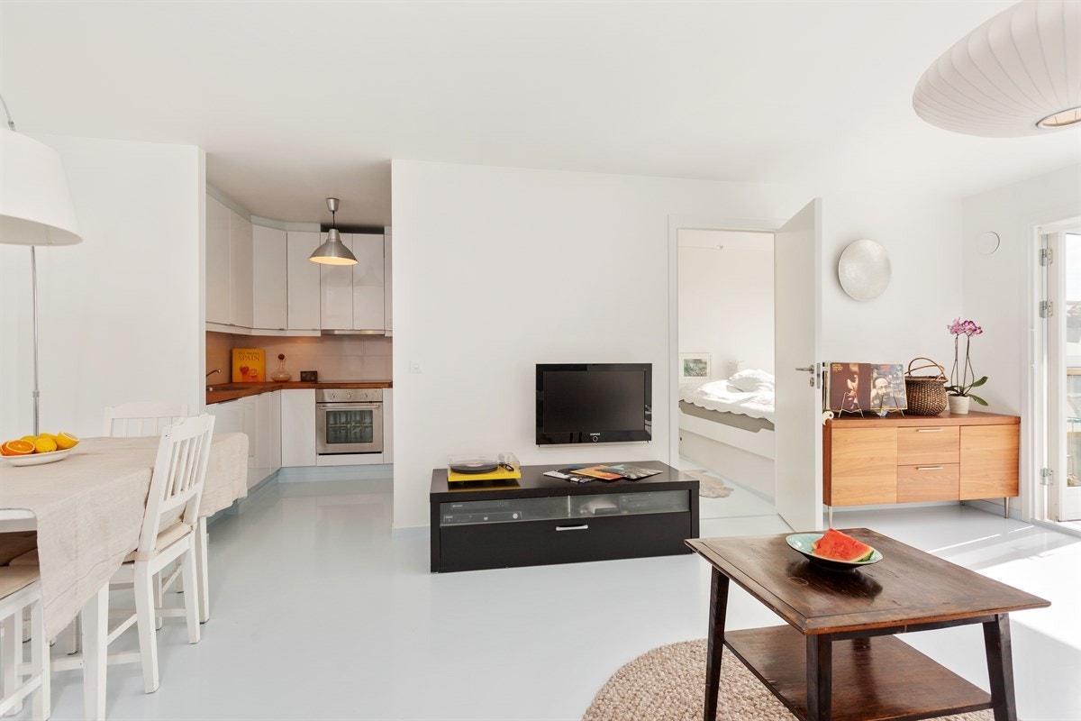 Kjøkkenet er behagelig adskilt fra stuen Galleribilde