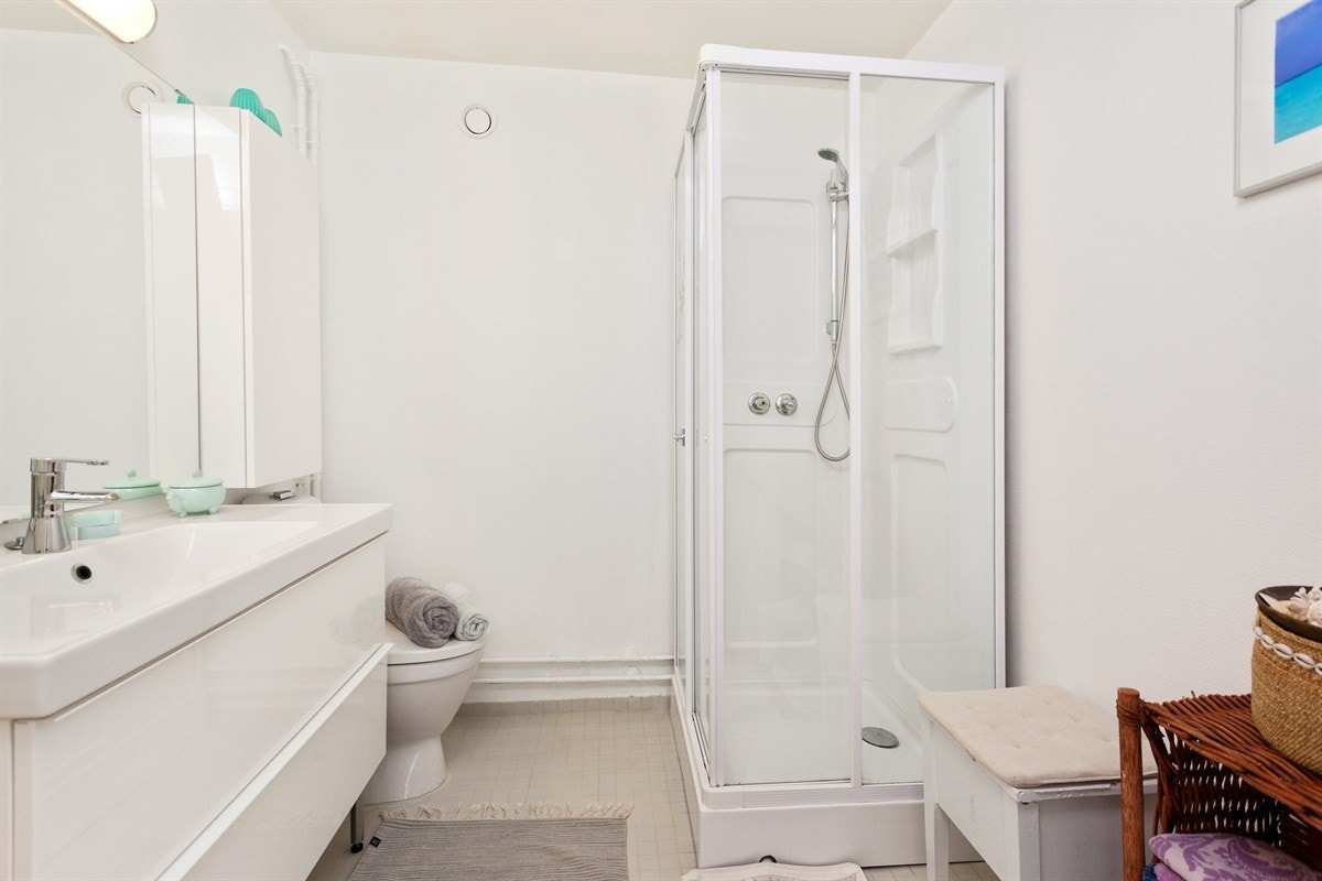 Det generøse arealet gjør dette til et særskilt behagelig og brukervennlig bad. Utførelsen er praktisk og elegant og består av nøytrale farger og materialer, samt et moderne dusjkabinett. Galleribilde