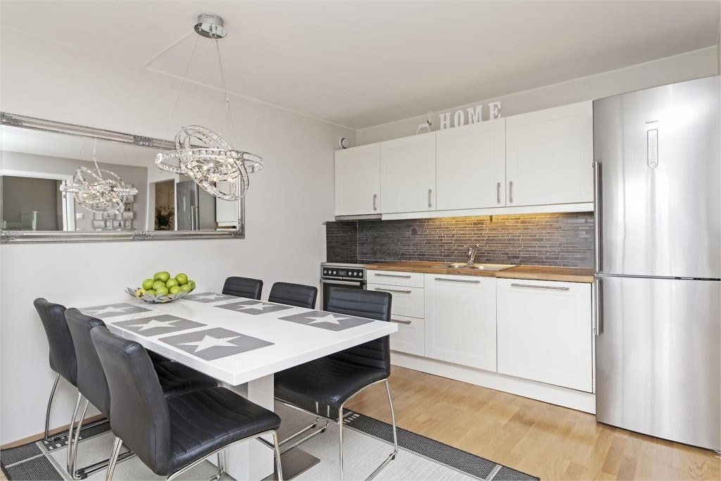 Moderne og innbydende kjøkken Galleribilde