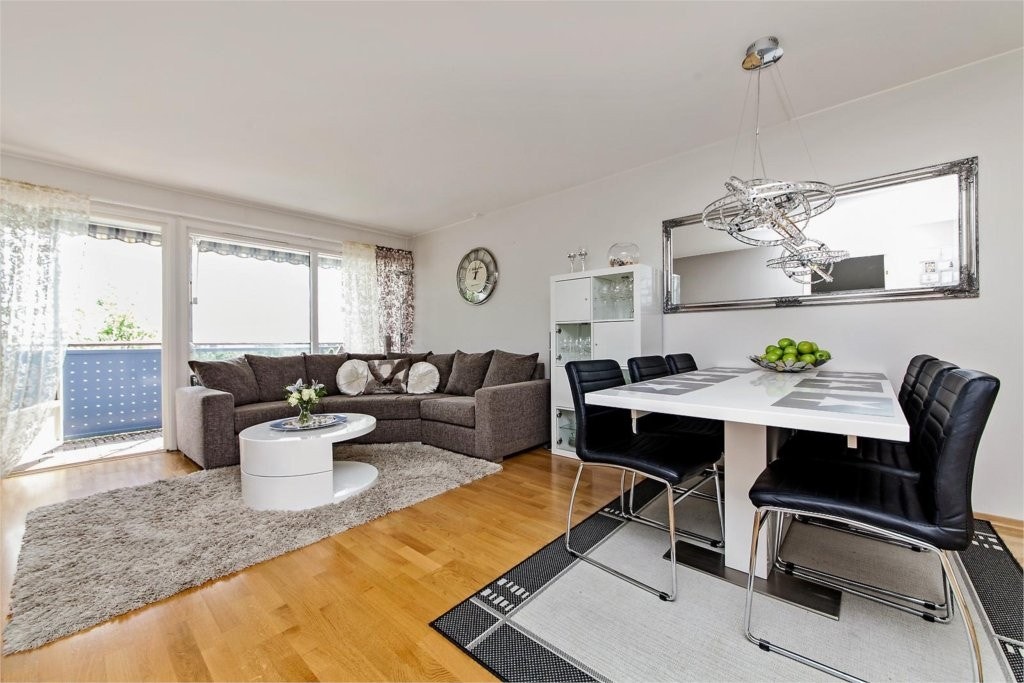 Hyggelig og lys stue med utgang balkong Galleribilde