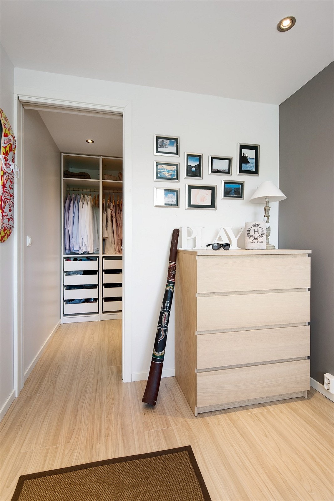 I enden av soverommet finner du det store walk-in-closet Galleribilde