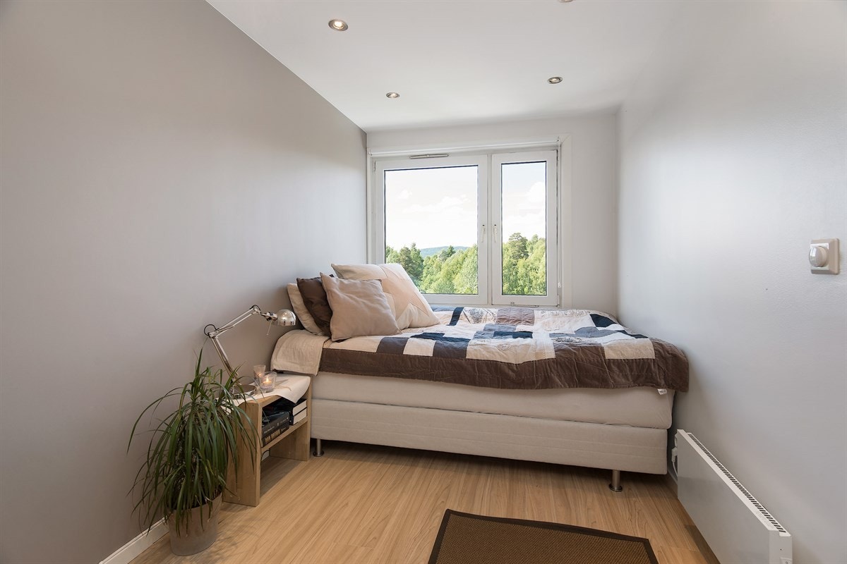 Med inngang fra stuen ligger soverommet, med god plass til både stor dobbeltseng og nattbord Galleribilde