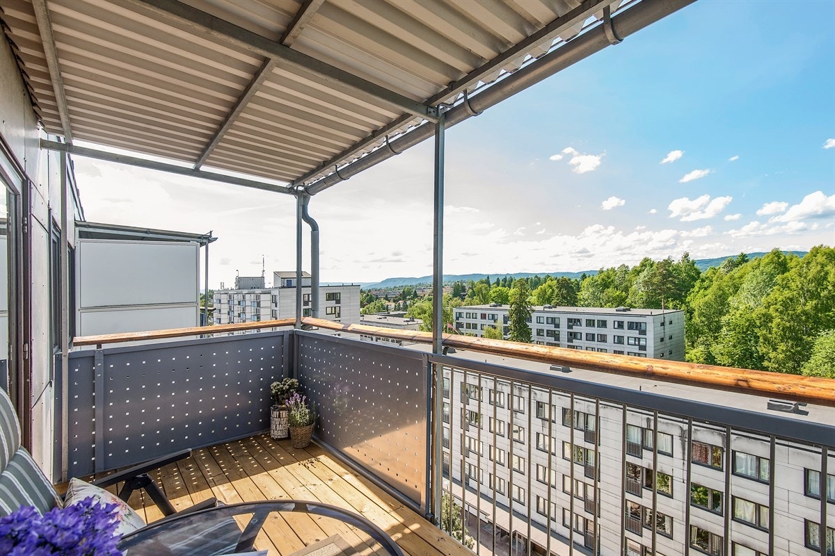 Stor, skjermet nord-vestvendt balkong med sol fra tidlig ettermiddag til sen kveld Galleribilde