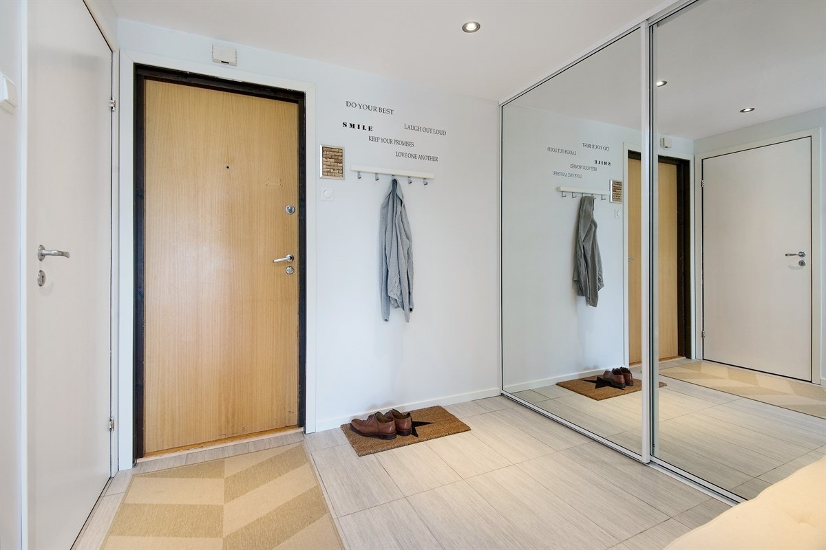 LED spotter med varm lystone knyttet til dimmere i entré, walk-in-closet og soverom Galleribilde