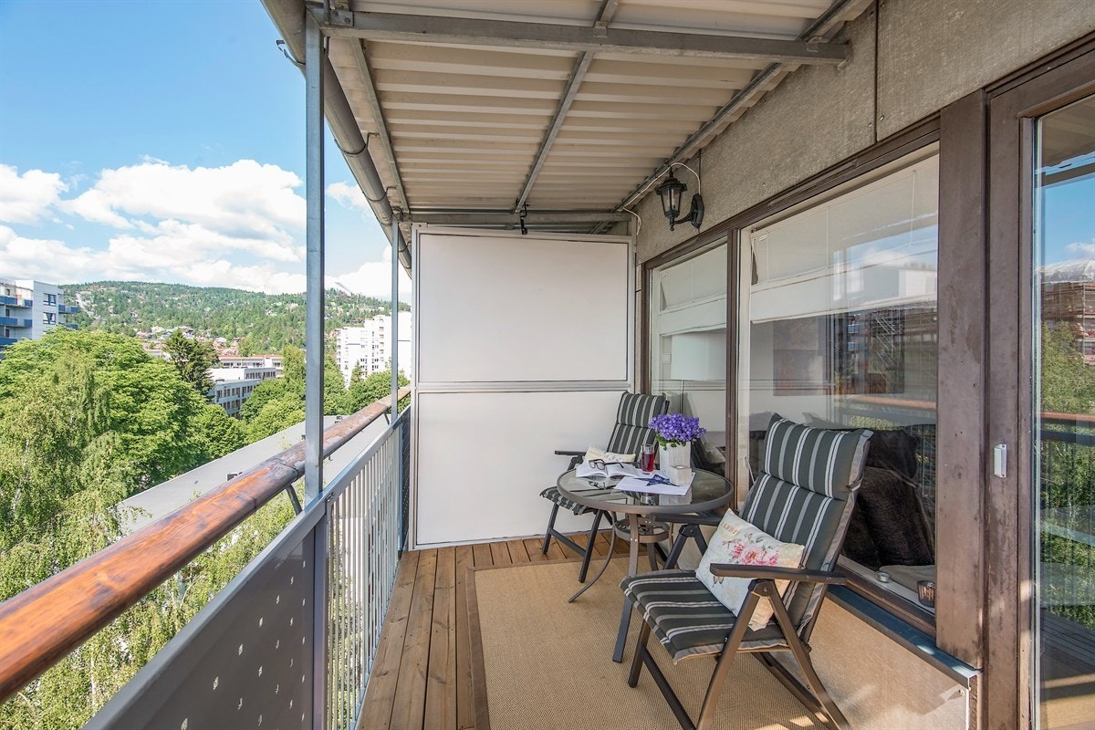Balkongen har en god størrelse med plass til både bord og stoler Galleribilde