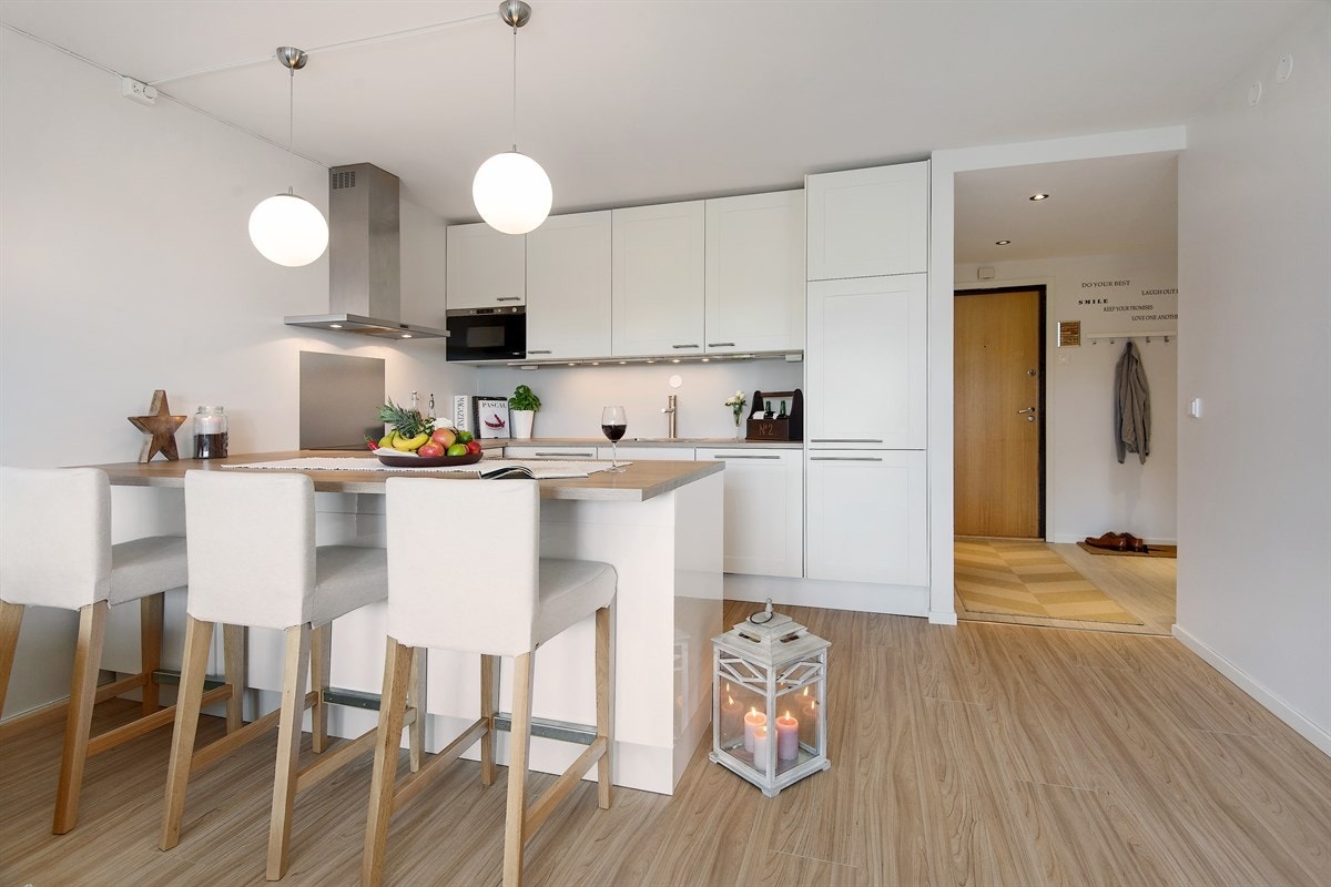 Stuen og kjøkkenet er i åpen forbindelse - her kan det prates med kokken samtidig som gjestene slapper av ved kjøkkenets smarte barløsning Galleribilde