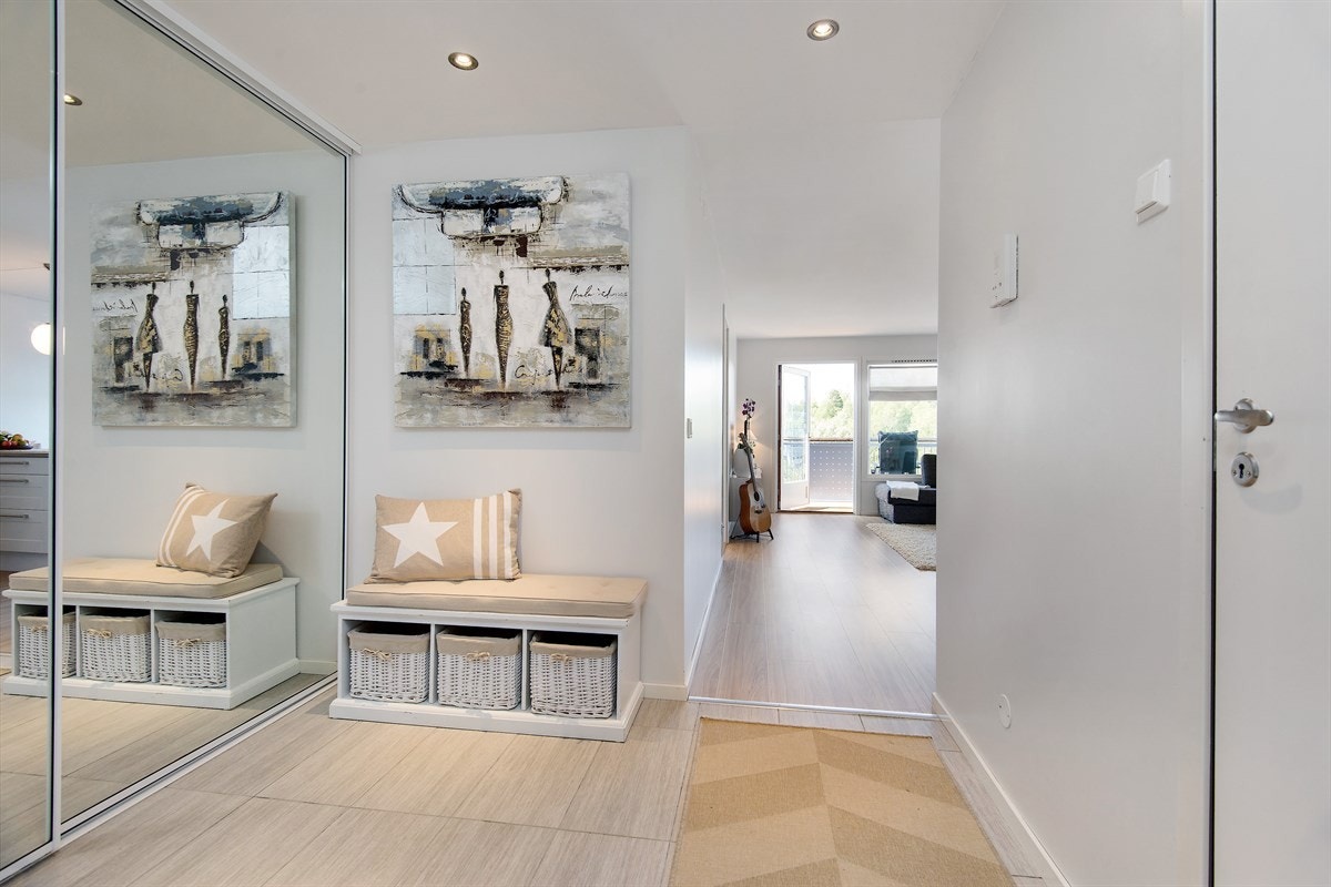 Romslig entré med stor skyvedørsgarderobe som gir godt med lagringsplass for to personer Galleribilde