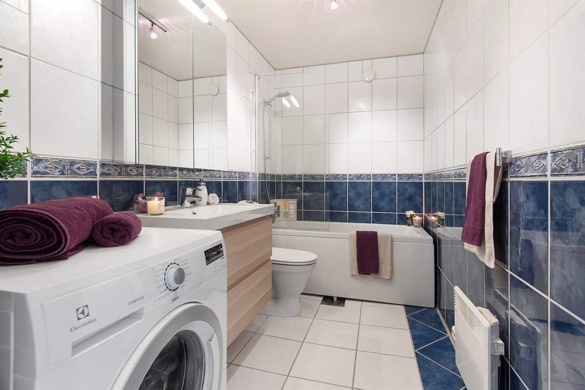 Badet har en god størrelse og godt med lagringsplass Galleribilde