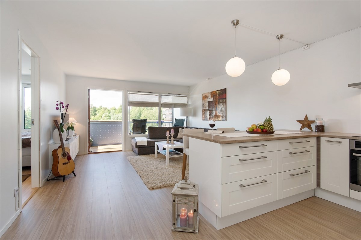 Stuen har store vindusflater som slipper inn mye naturlig lys Galleribilde