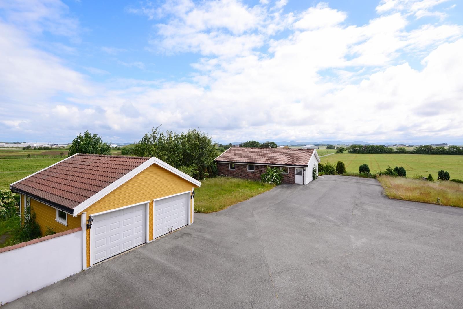 Eiendom - dobbelgarasje og bygg til lagring/butikk følger med. Galleribilde