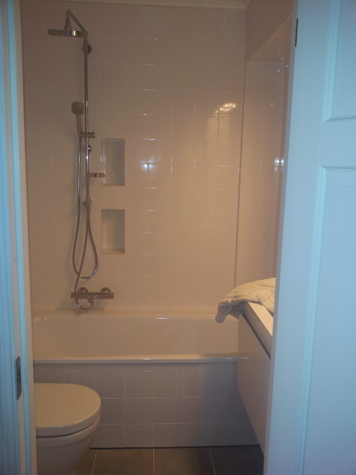 Bad med badekar og varmekabler Galleribilde