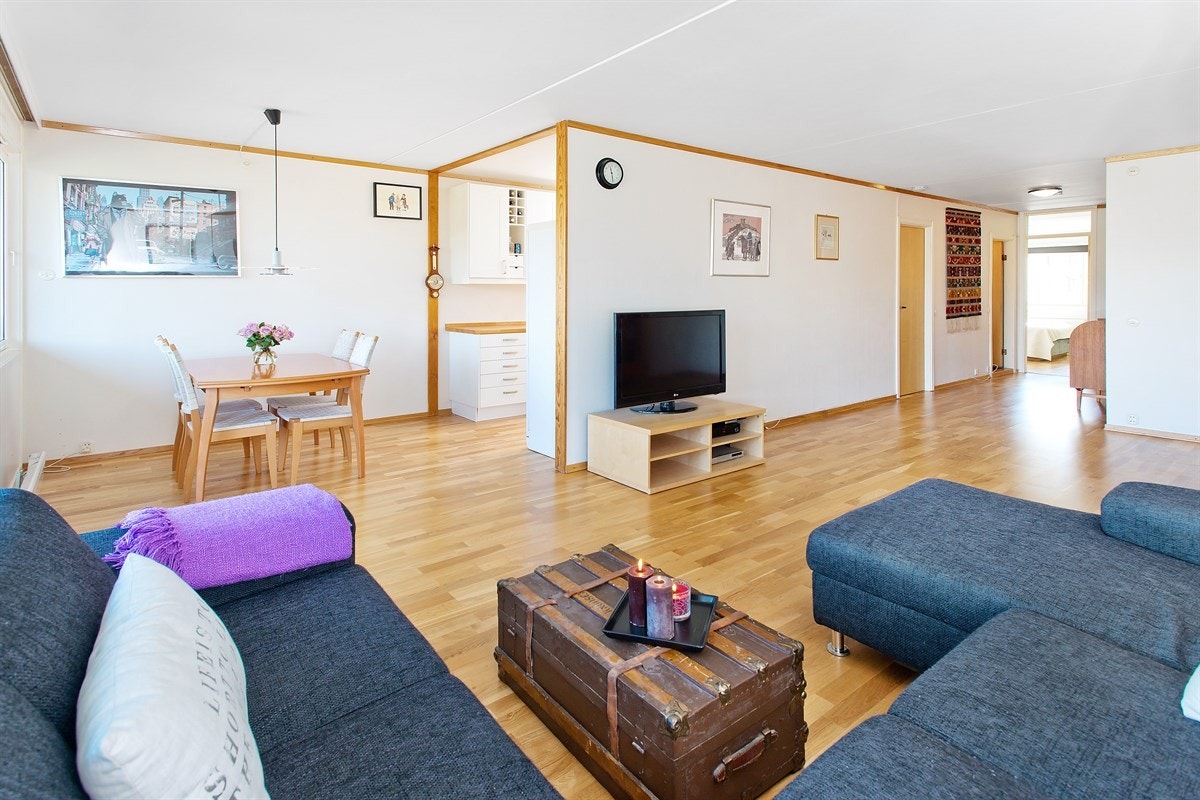 Stue med god plass til spisebord og delvis åpent kjøkken Galleribilde