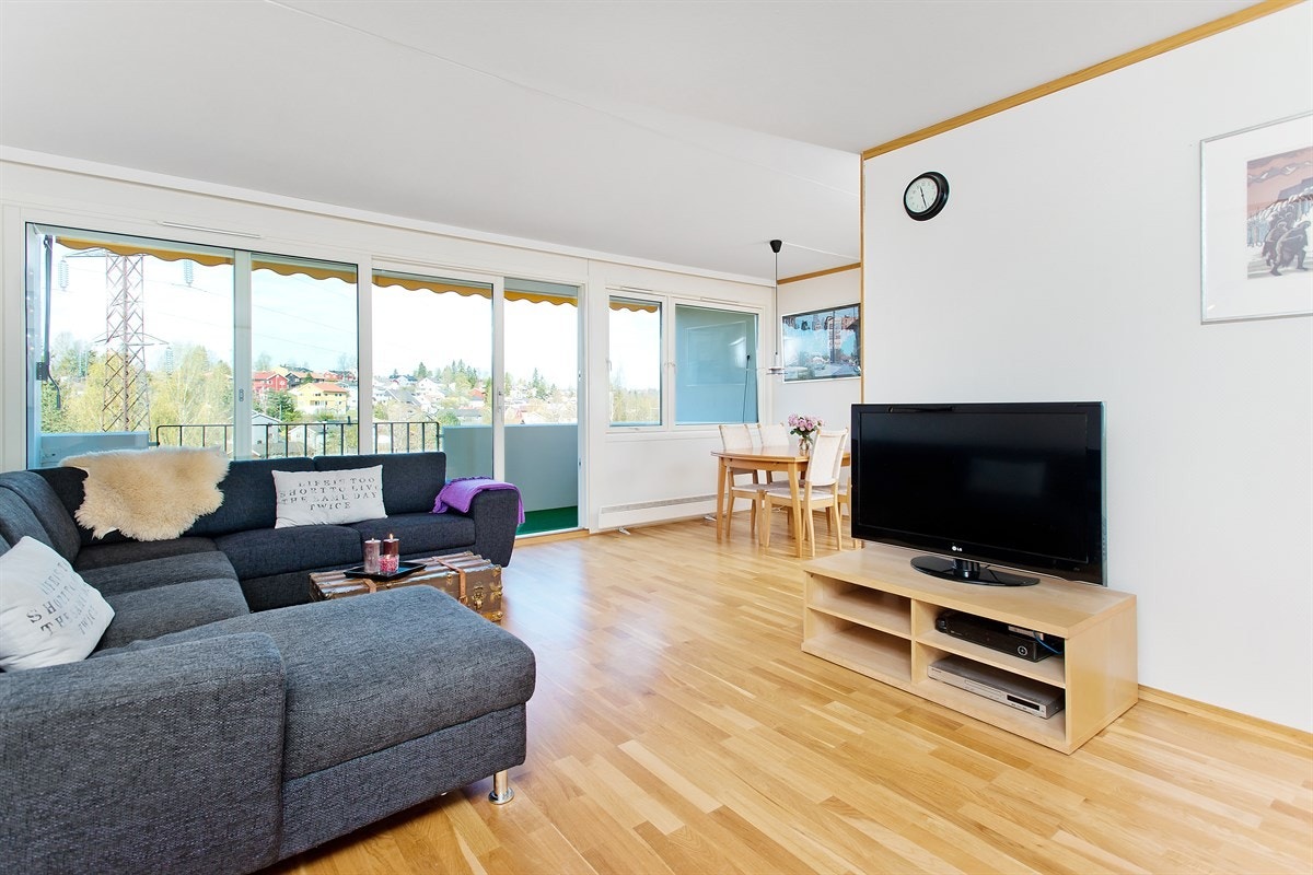 Lys og romslig stue med utgang til balkong Galleribilde