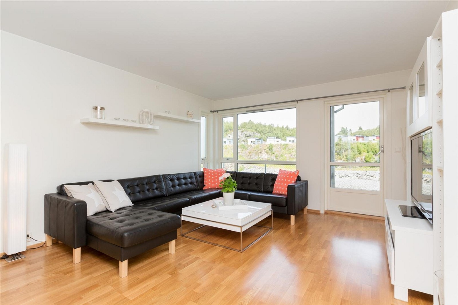 Stue med utgang til uteområdet og store vindusflater som bidrar til god romfølelse og belysning. Galleribilde