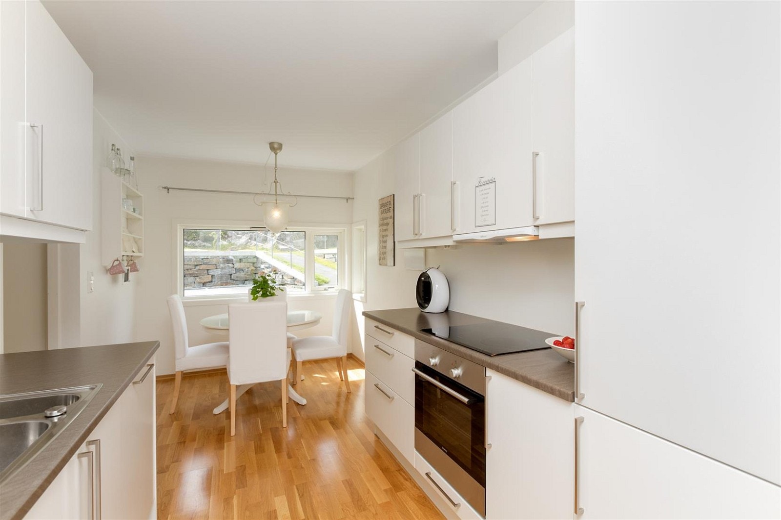 Gode lagringsmuligheter på kjøkkenet. Galleribilde