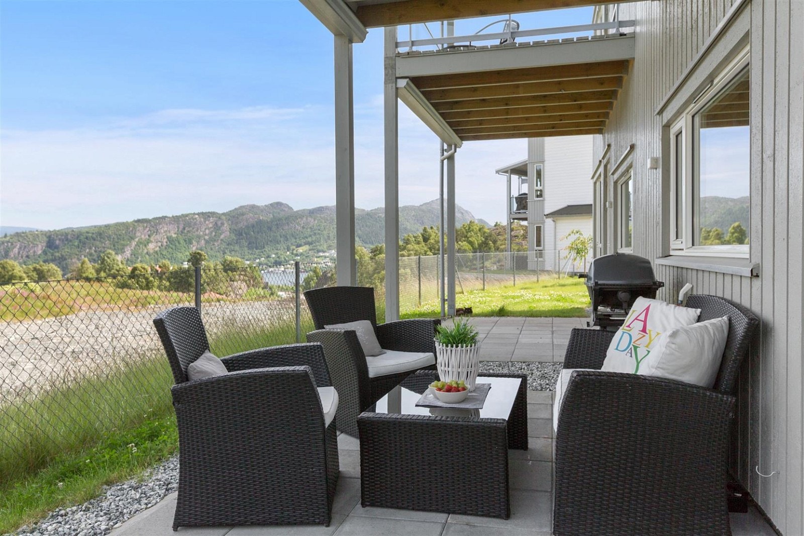 Det er kveldssol på uteområdet i tilknyttning til leiligheten. Galleribilde