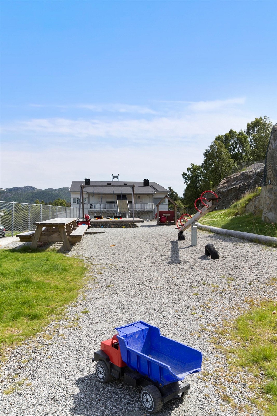 Lekeplass like ved boligen. Galleribilde