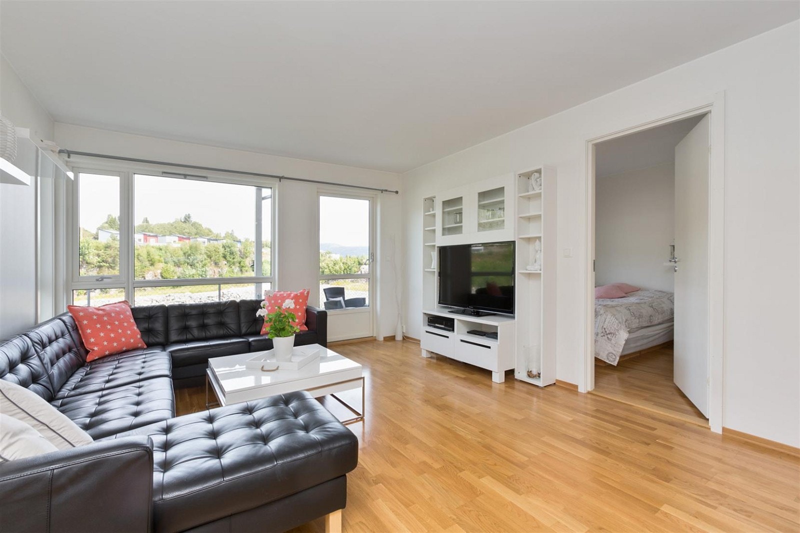 TV-reol i stue kan følge med handelen vederlagsfritt dersom ønskelig. Galleribilde