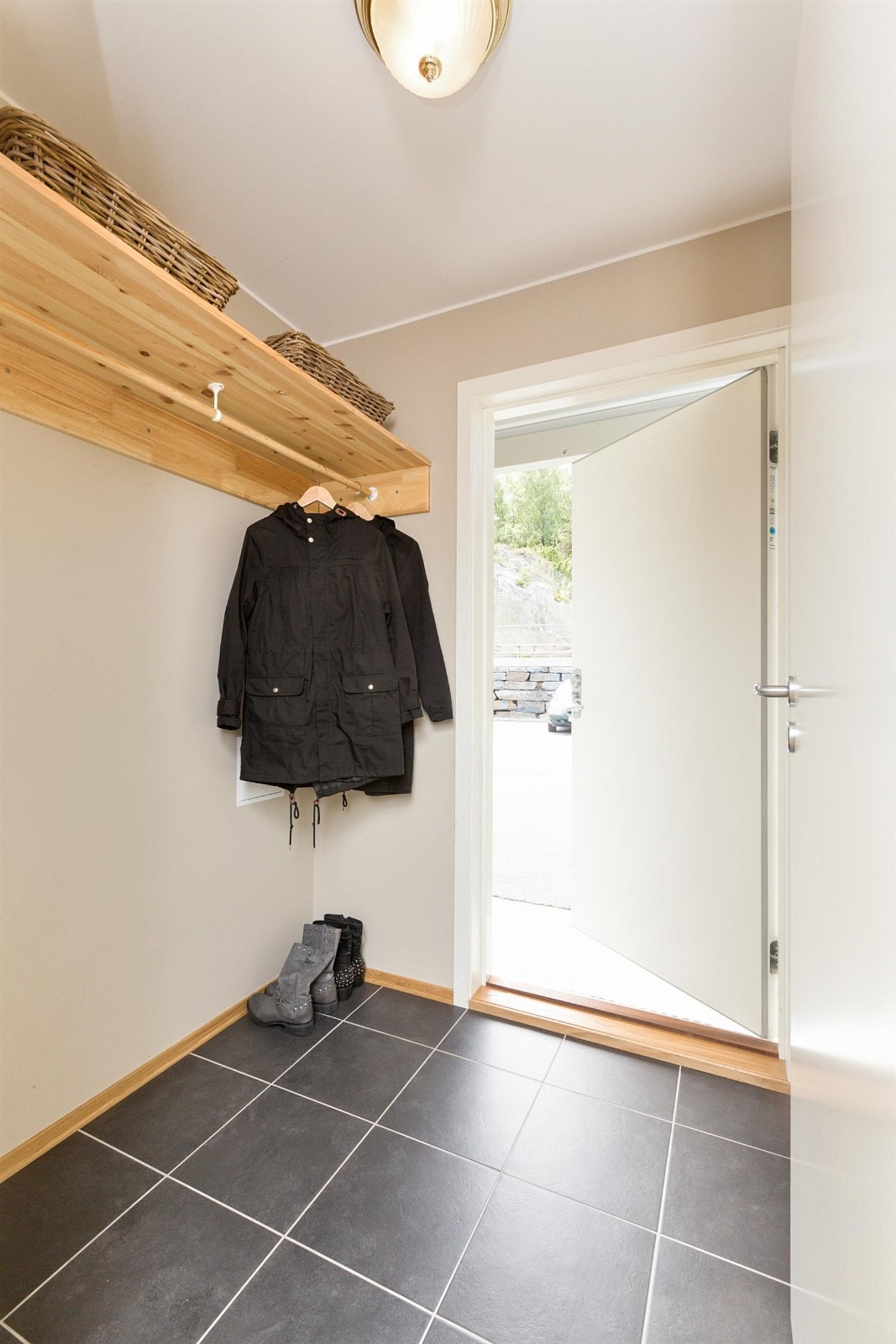 Entrè med fliser og varmekabler i gulvet. Galleribilde