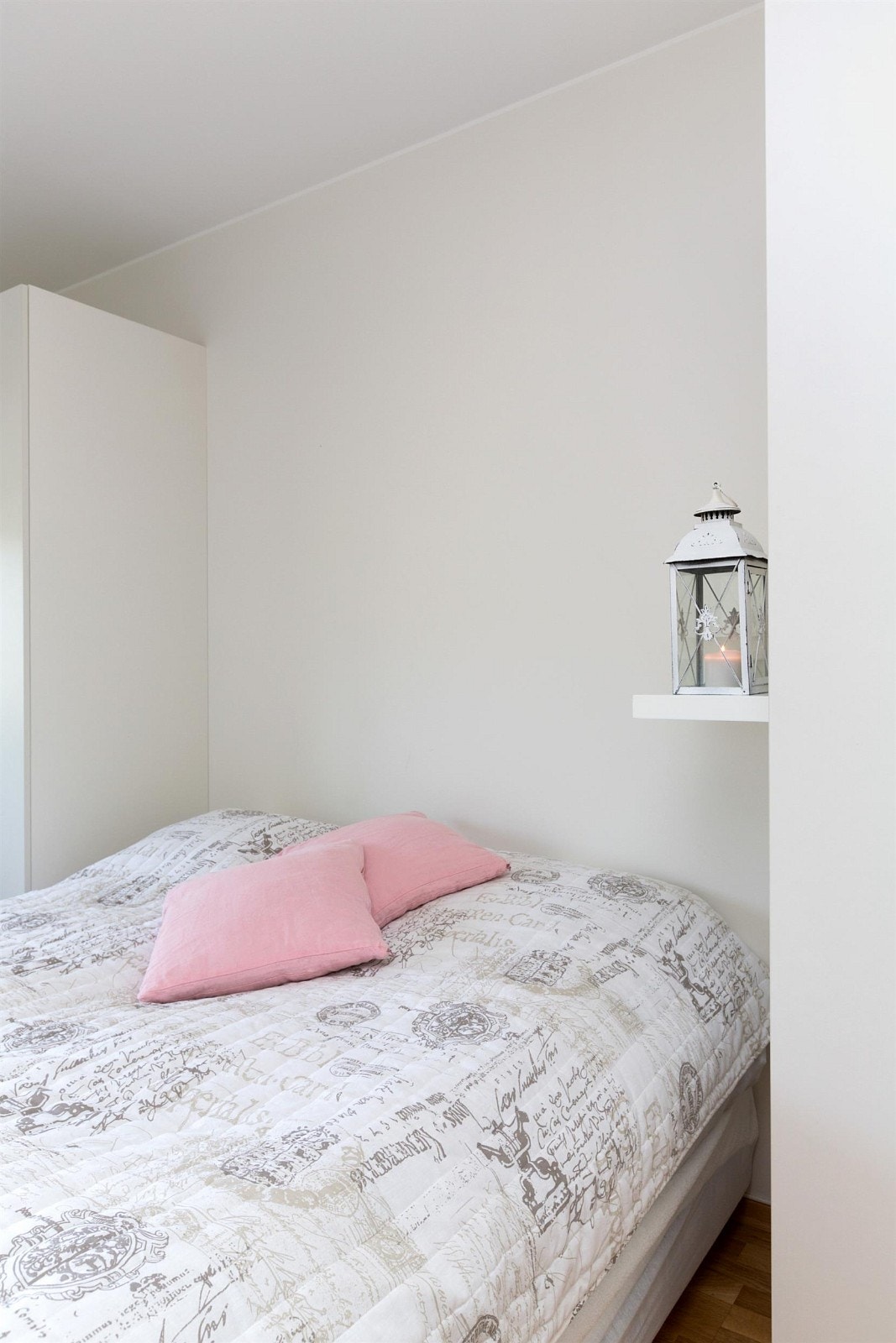 Hovedsoverom med tilknyttning til walkin closet/bod. Galleribilde