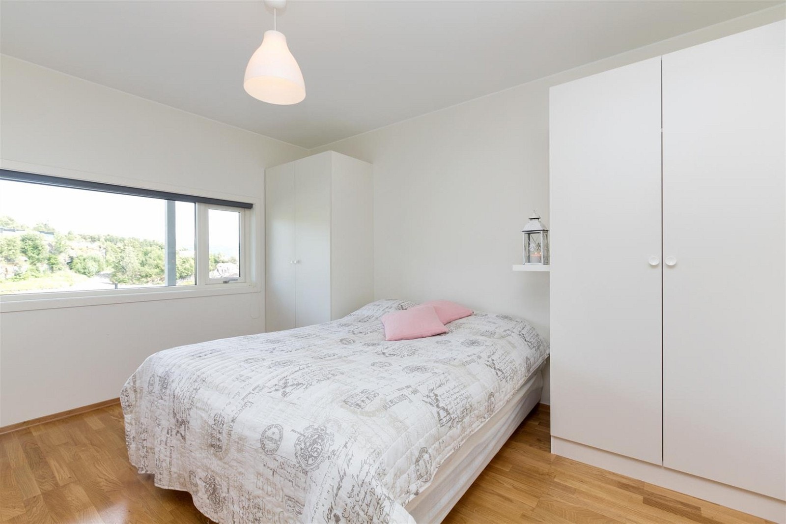 Romslig hovedsoverom med god skapplass. Galleribilde