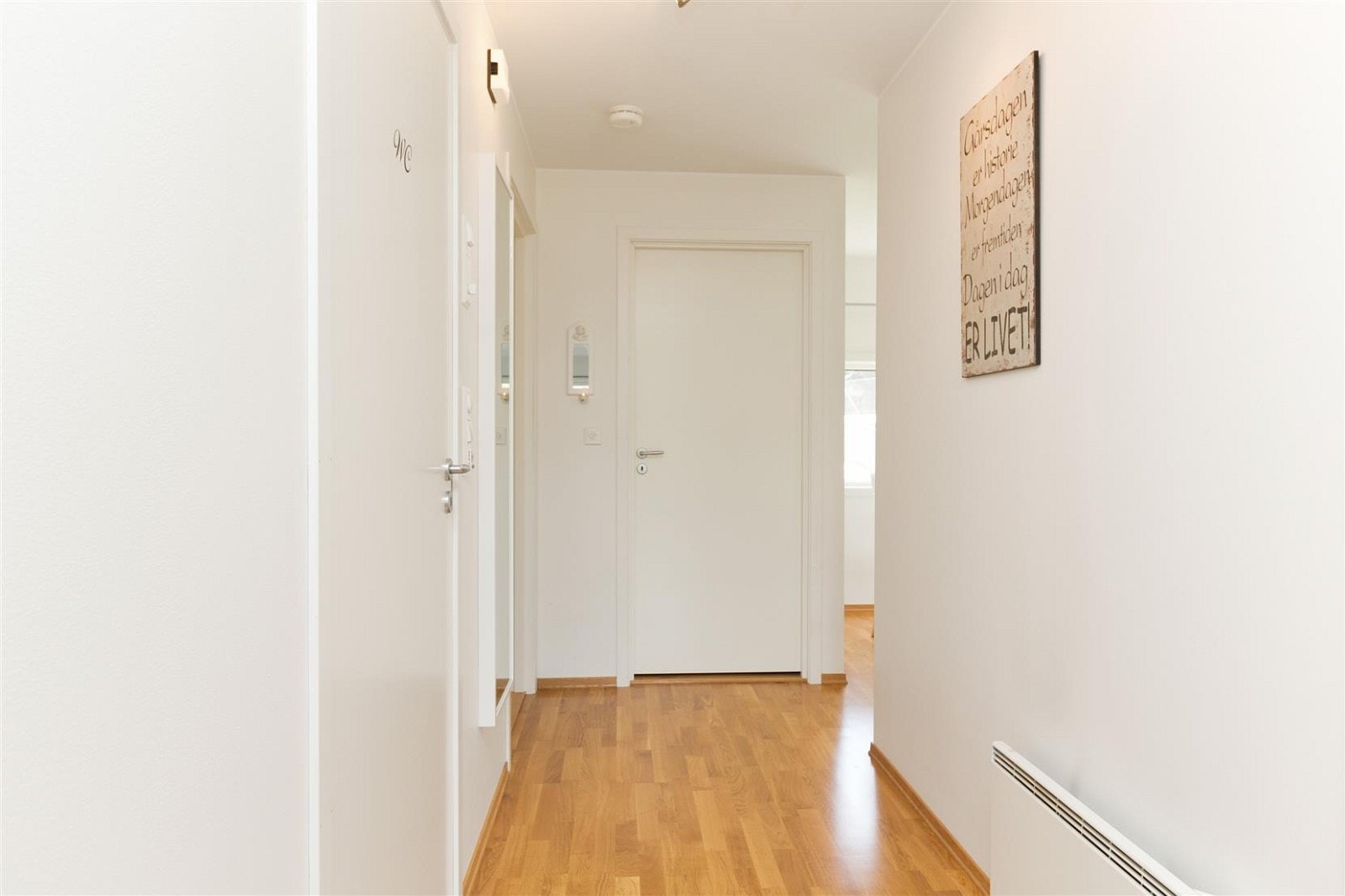 Innbydende og lys gang. Galleribilde