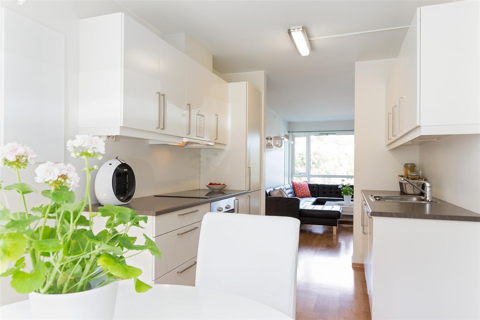 Kvalitetskjøkken levert av Sigdal med integrerte hvitevarer. Galleribilde