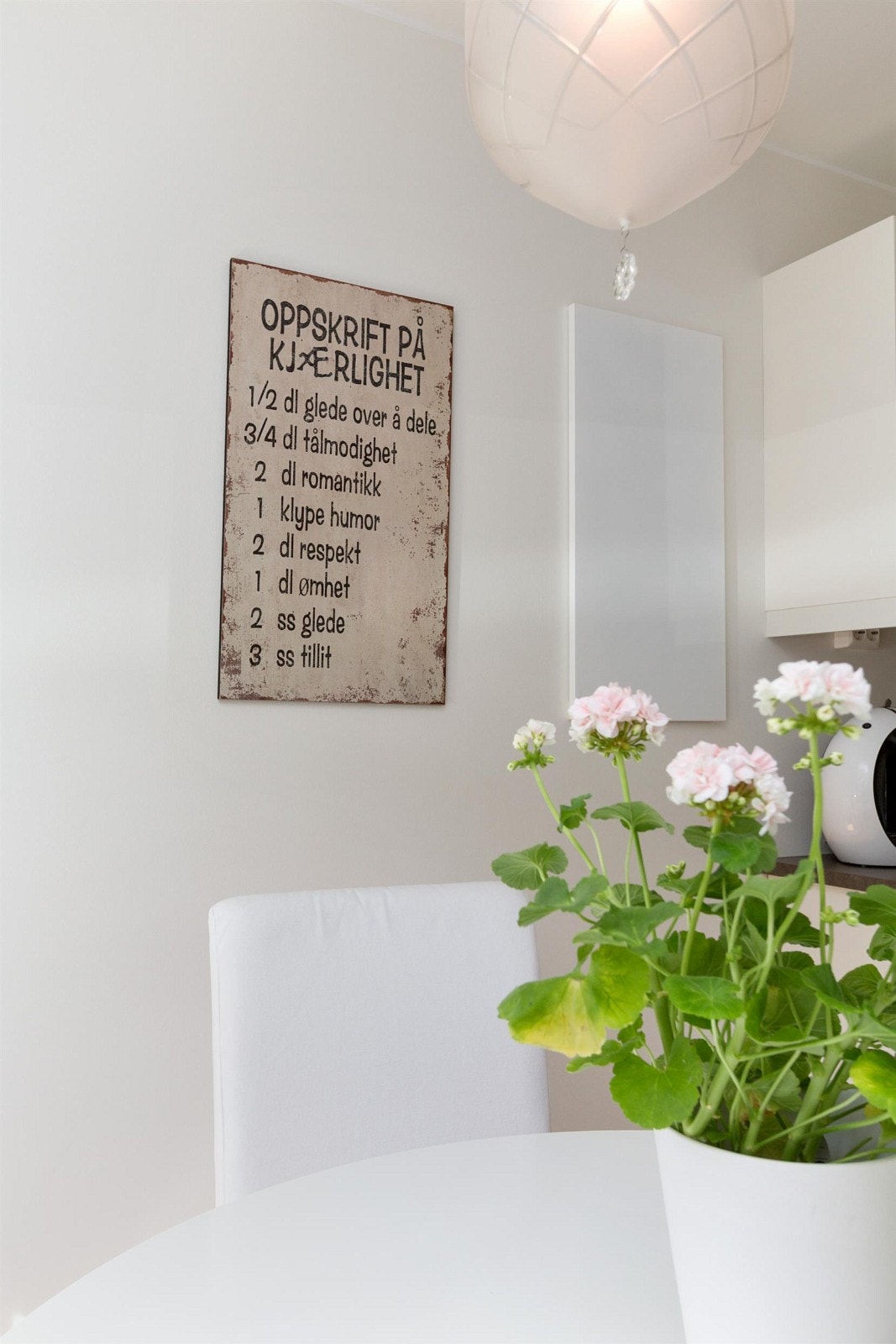 Delikat kjøkken med lyse overflater. Galleribilde