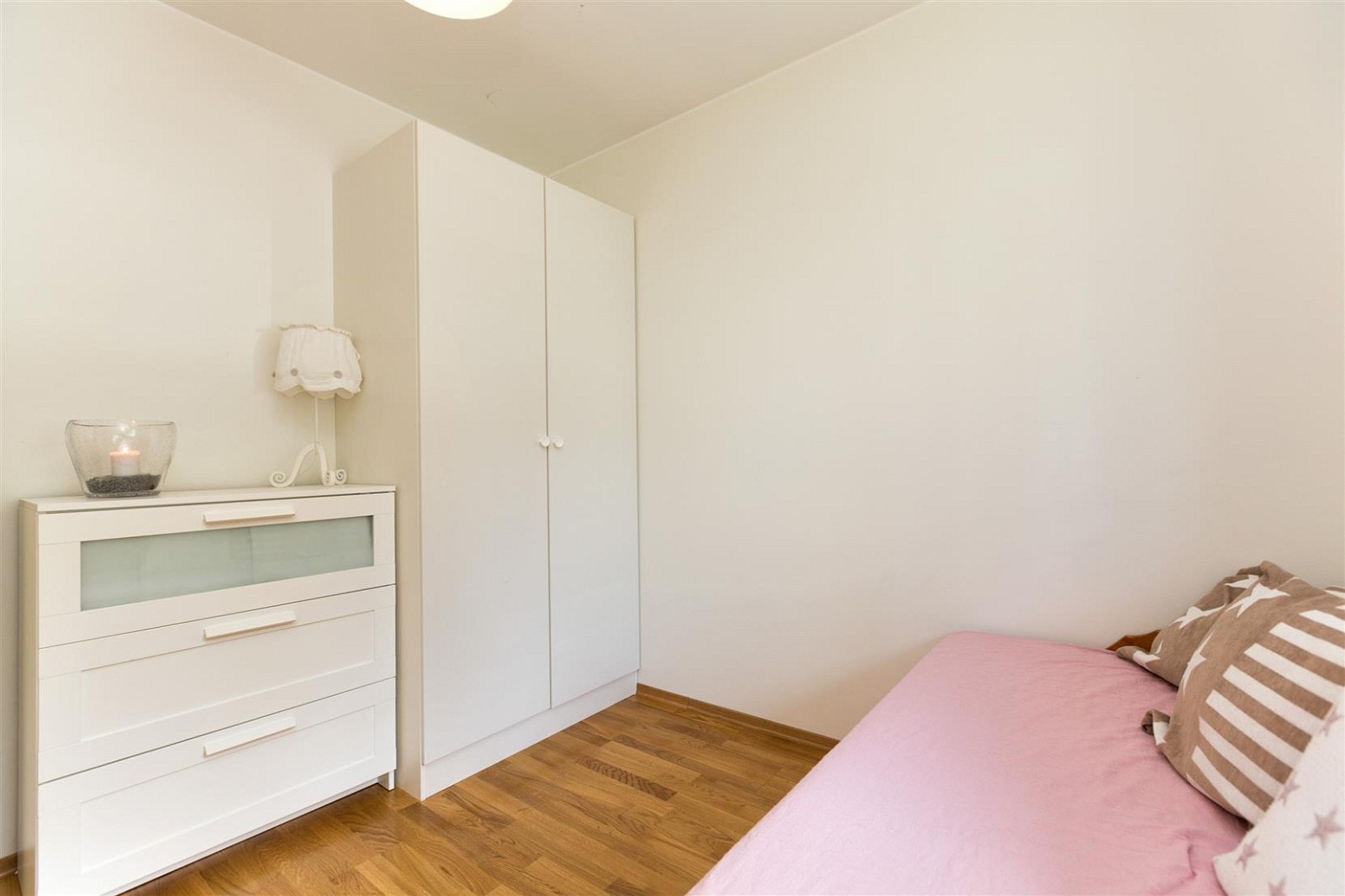 Gjesteverelse av god størrelse. Galleribilde