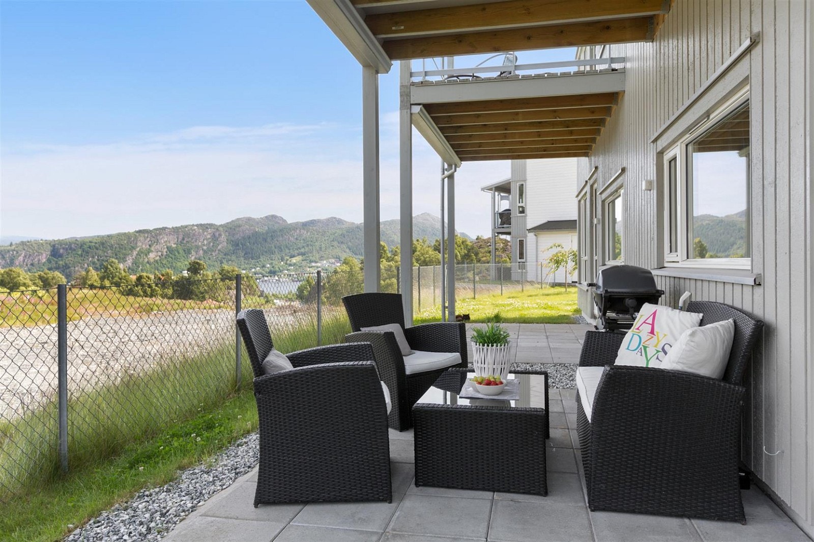 God plass til sittegruppe på uteområdet tilhørende leiligheten. Galleribilde