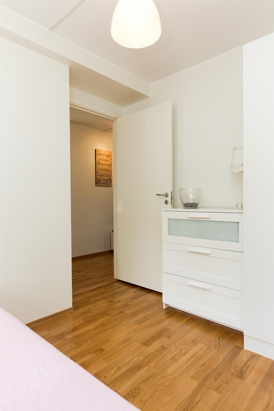 Gjesteverelse med lyse overflater. Galleribilde