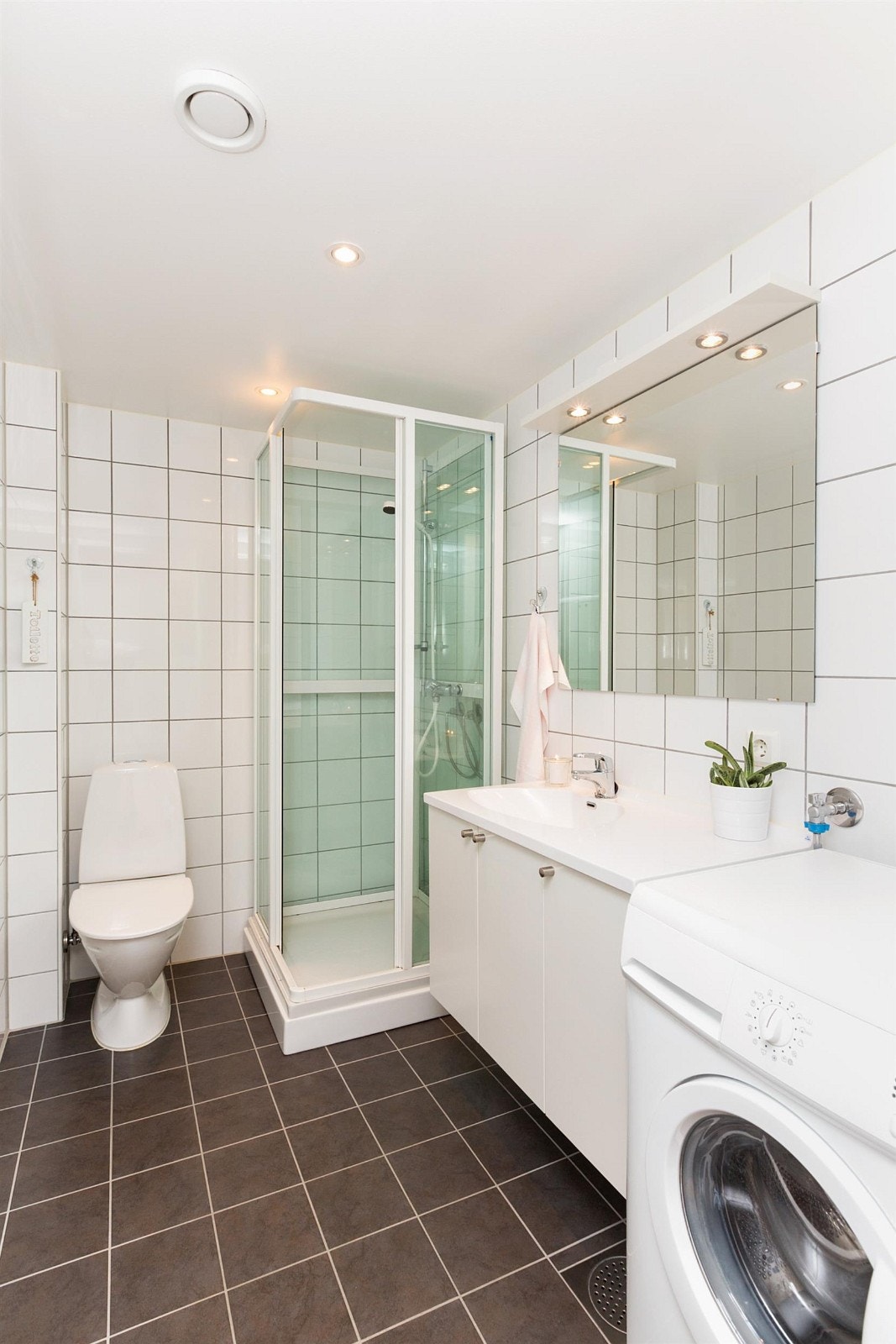 Helfliset bad i nøytrale farger. Galleribilde