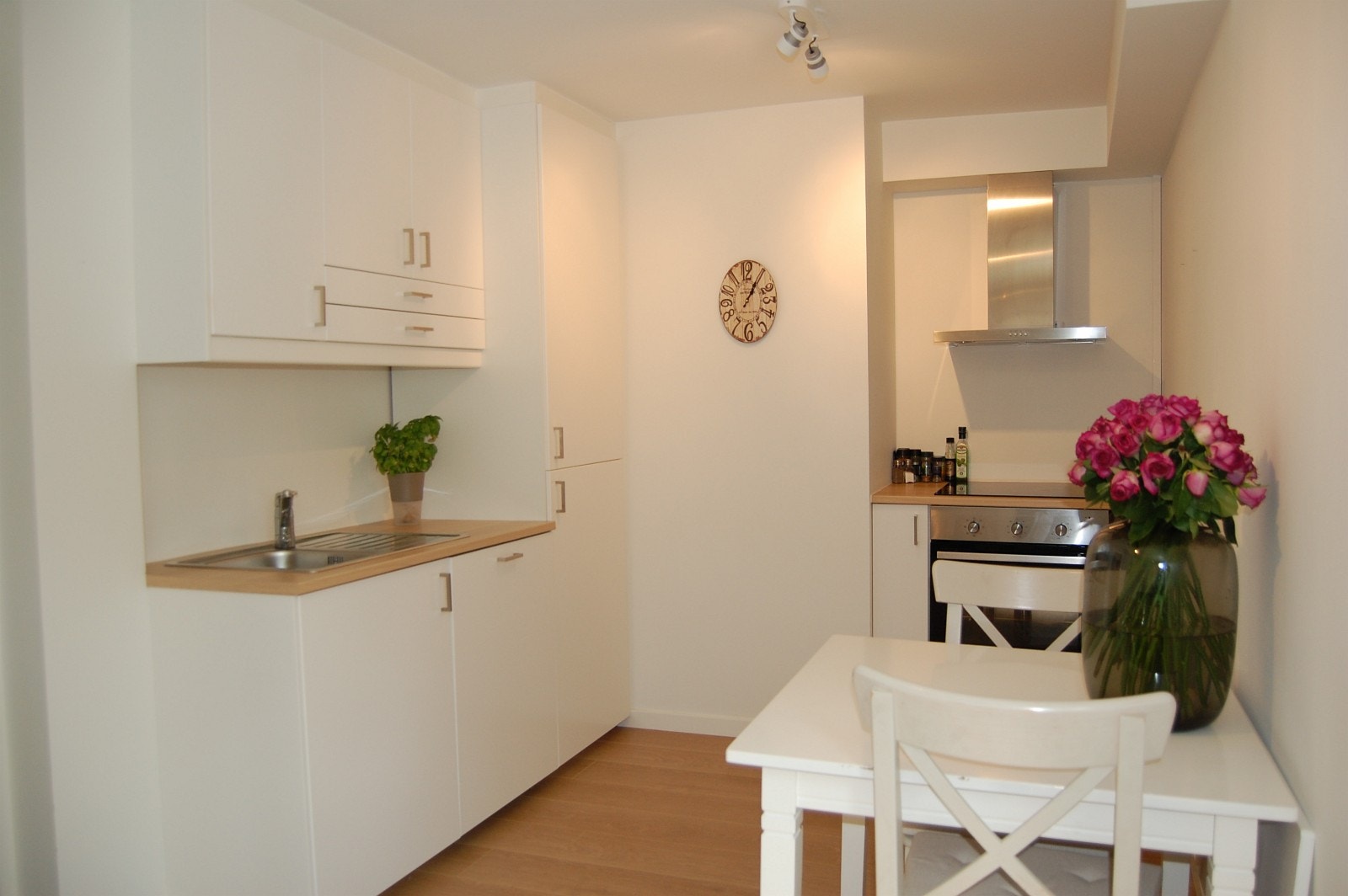 Kjøkken fra 2014 med integrerte hvitevarer, induksjonsplatetopp, ovn og avtrekksvifte. Spisebord med klaff og to stoler medfølger. Galleribilde