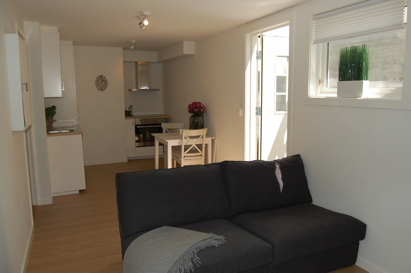 Stue med åpen kjøkkenløsning. Galleribilde